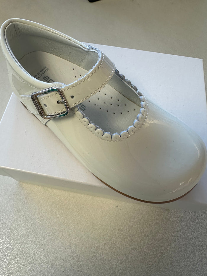 Andanines Leather Patent Shoes  Cream  Mary Jane