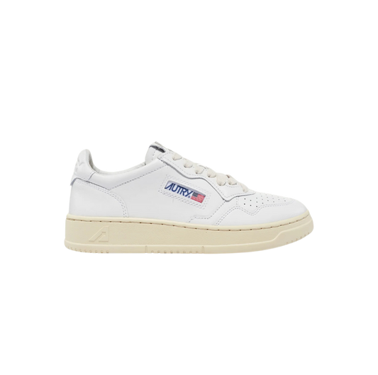 Autry Medalist Low Sneakers White Leather – low-top unisex sneakers featuring premium white leather upper, perforated detailing for breathability, cushioned insole for comfort, rubber outsole for durability, classic retro design ideal for casual and streetwear fashion